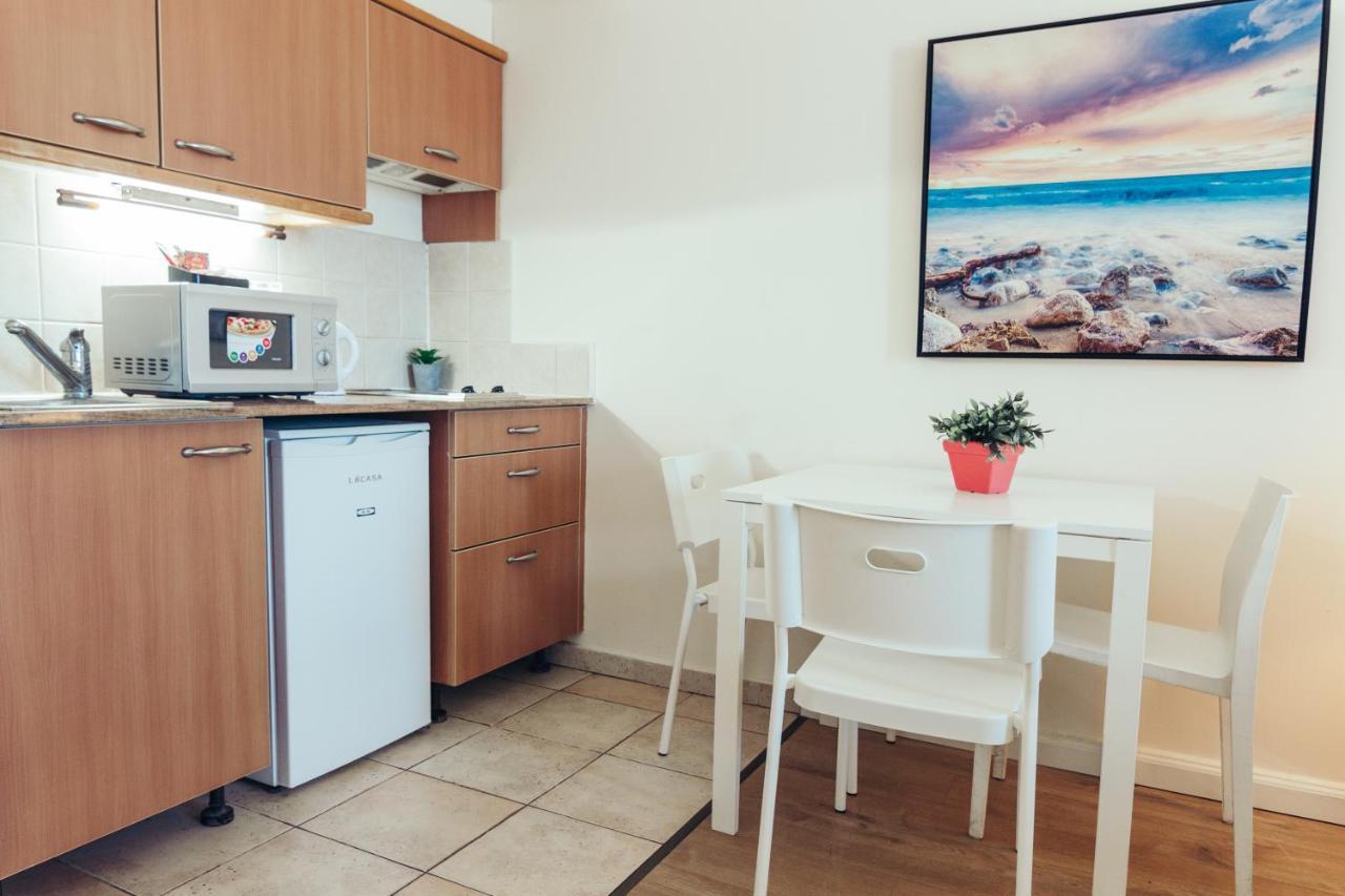 Almog Beach Apartments מגדלי חוף הכרמל חיפה Exterior photo